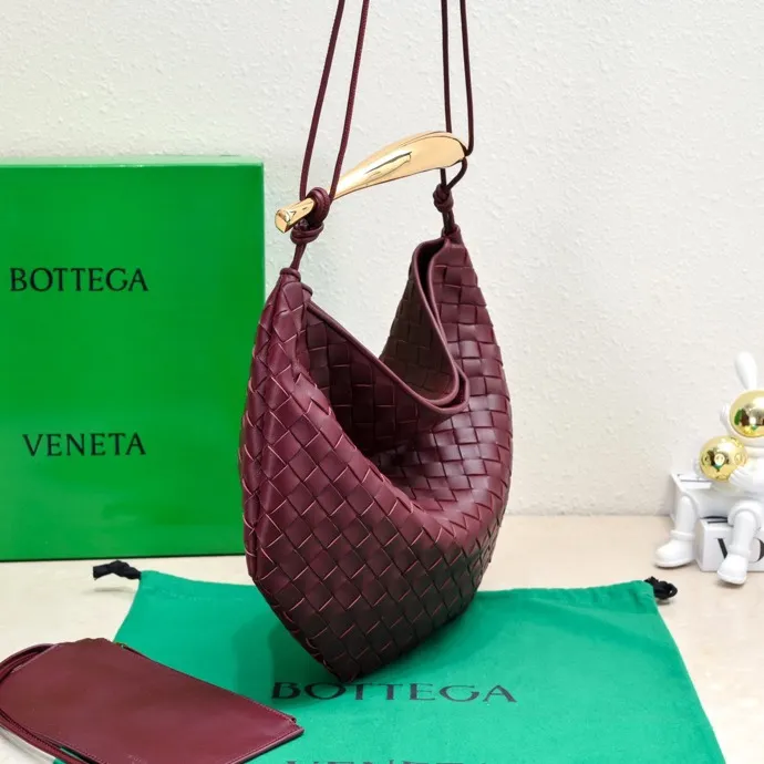 Original leather, batch 2060, the old-money style BV Sardine large size has been shipped🔥 Nowadays, many fashionable, rich and tasteful Jimei people are carrying the same bag invariably. It’s Bottega Veneta Sardine! Because this BV Sardine bag is so beautiful and high-end! The arc-shaped intrecciato woven bag body, paired with metal sardine handles, looks like a work of art, allowing people to ponder and appreciate it. Currently Sardine has launched three sizes for everyone to choose from. This is the largest size🉑️hand-held🉑️armpit🉑️single shoulder🉑️crossbody. It is a very high-quality and relatively niche treasure model. It will be very special when you carry it when you go out. It allows you to have the freedom of carrying a bag. Sisters go crazy. Style number: 7468-1# Size: 39*31*12cm
